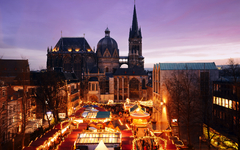 Weihnachtsmarkt rund um das Rathaus in Aachen, Deutschland