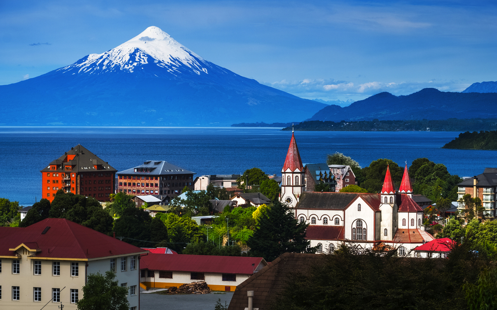 Stadt Puerto Varas mit dem Vulkan Osorno im Hintergrund