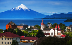 Stadt Puerto Varas mit dem Vulkan Osorno im Hintergrund