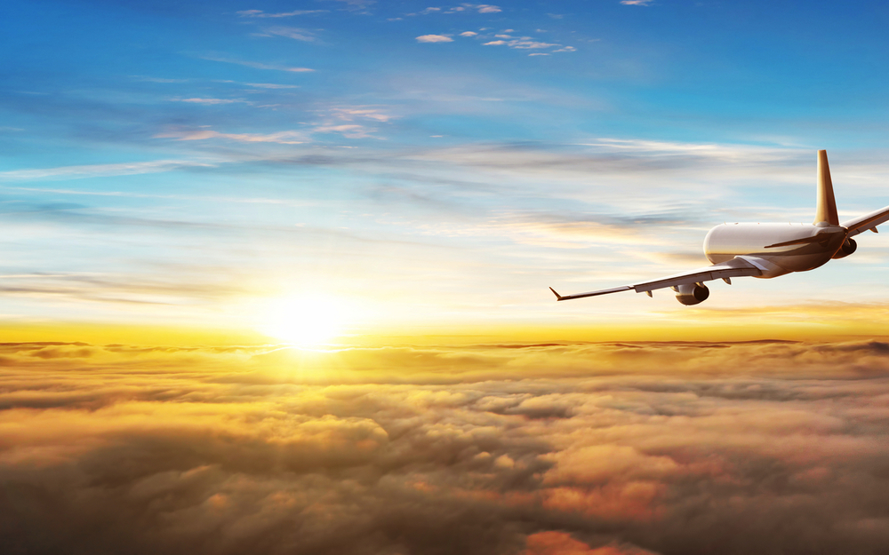 Verkehrsflugzeug fliegt über Wolken