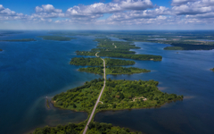 Panoramastraße „Long Sault Parkway“, die den Thousand-Islands-Archipel im Sankt-Lorenz-Strom in Ontario, Kanada, durchquert
