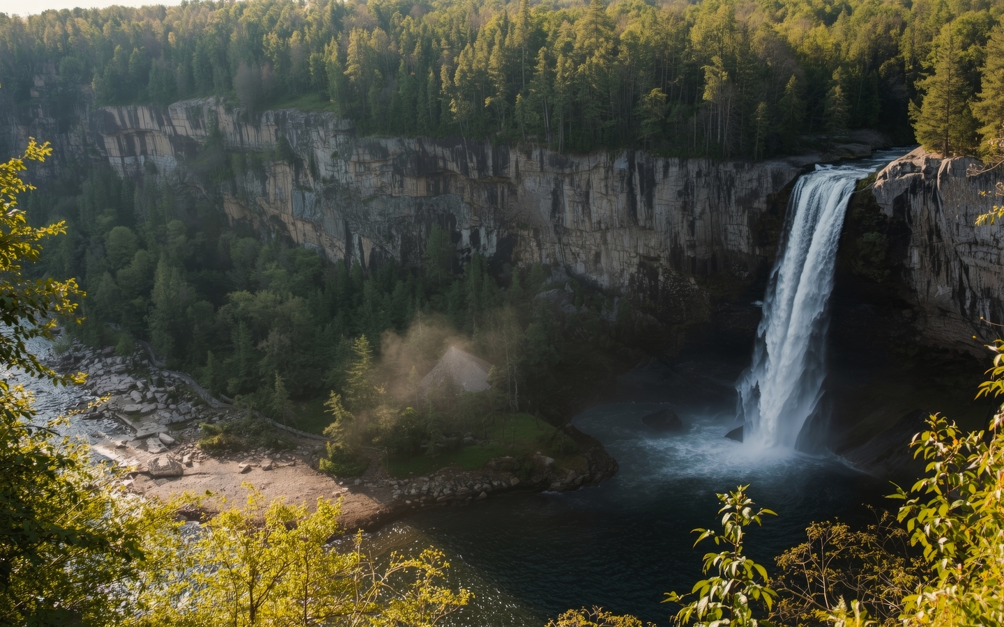 ein Wasserfall im Canyon Sainte-Anne verdeutlicht die Erosionsgefahr in der Naturlandschaft von Québec