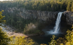 ein Wasserfall im Canyon Sainte-Anne verdeutlicht die Erosionsgefahr in der Naturlandschaft von Québec