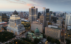 Luftaufnahme der Skyline von Montreal mit der Kathedrale „Mary Queen of the World“ und den Wolkenkratzern bei Sonnenuntergang