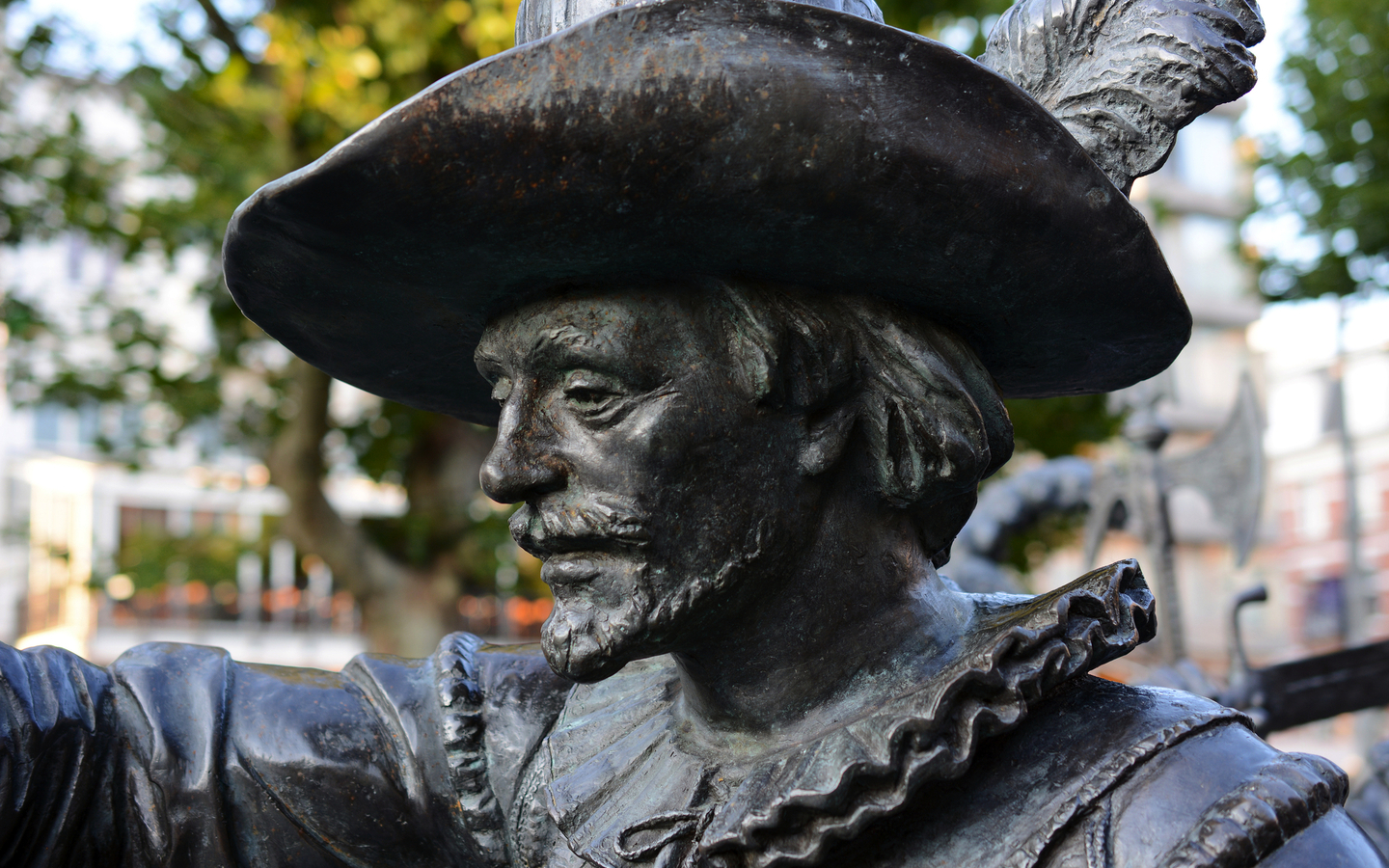 Statue zur Nachtwache von Rembrandt auf der Rembrandtplein in Amsterdam