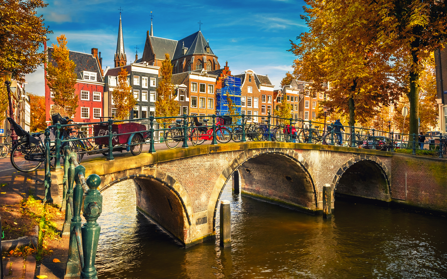 Brücken über die Grachten in Amsterdam im Herbst