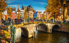 Brücken über die Grachten in Amsterdam im Herbst