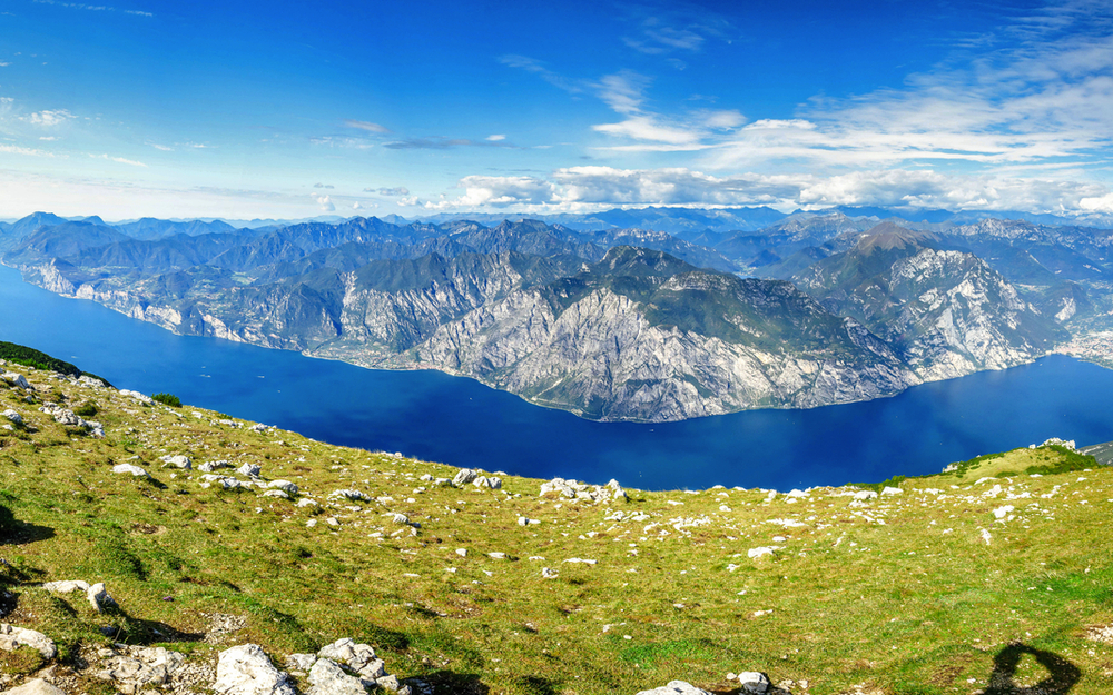 Gardasee-Panorama vom Monte Altissimo auf Monte Baldo, Limone, Torbole und Riva del Garda