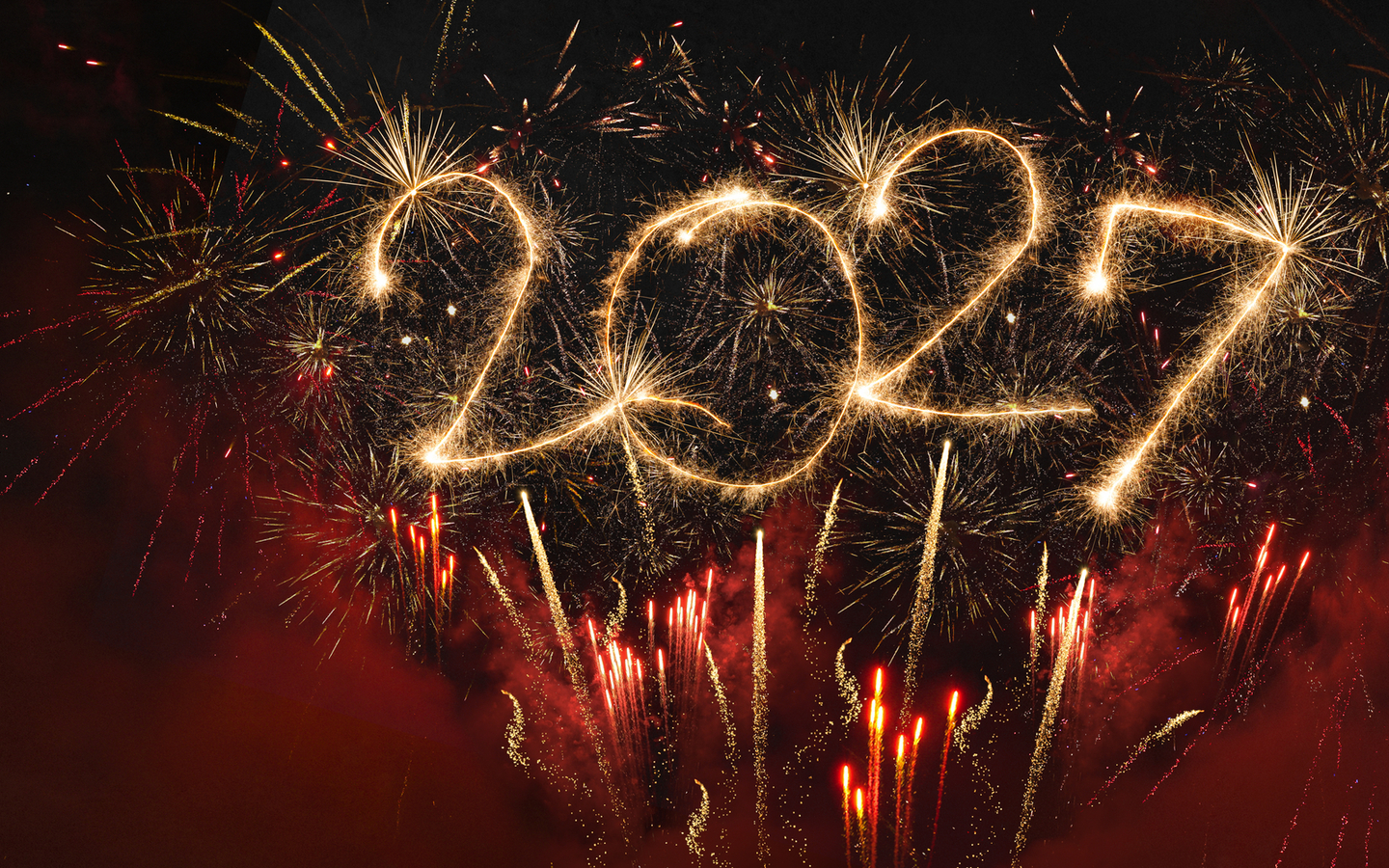 Neujahr 2027: Leuchtende Wunderkerzen-Ziffern mit farbenfrohem Feuerwerk vor dem Abendhimmel für Grußkarten, Einladungsdesigns und festliche Werbematerialien
